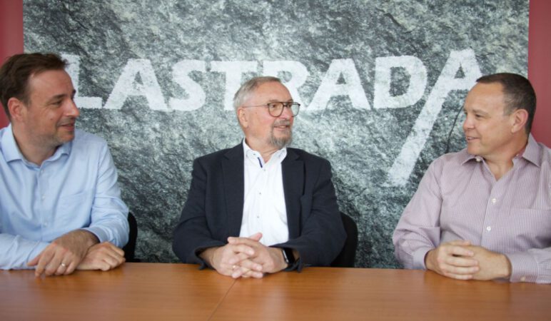Auf dem Foto zu sehen von links nach rechts: Vorstand Konrad Jung, Gründer Dr. Hermann Jung und LASTRADA PARTNERS Geschäftsführer Dan Ridolfi